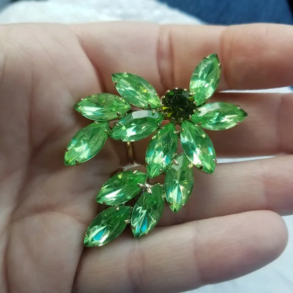 Relisted Vintage uranium glass rhinestone brooch green sparkly depression UV pin - Picture 10 of 14
